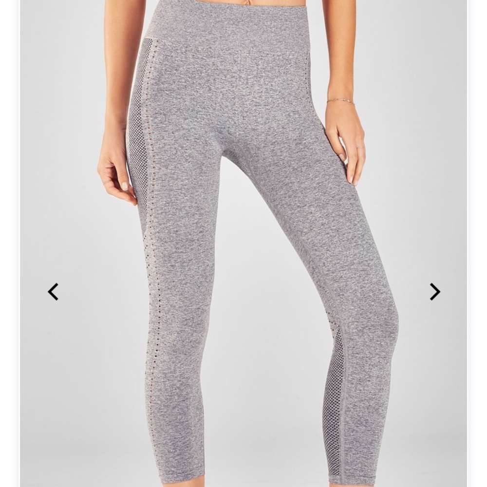 Mid-Rise Seamless Dot Capri Leggings. NWT